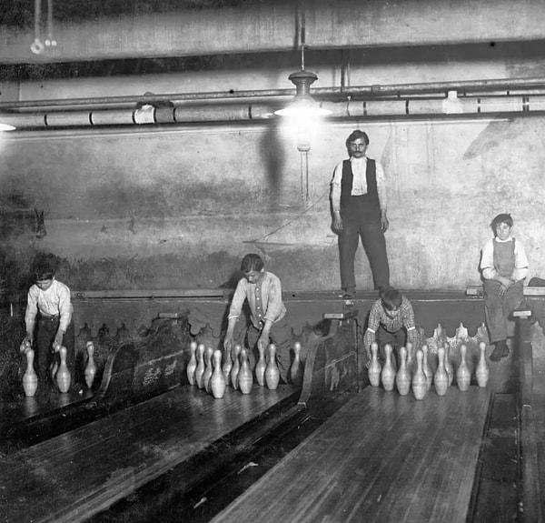 9. Artık günümüzde var olmayan bir meslek: Bowling salonlarında lobut yerleştiren çalışanlar.