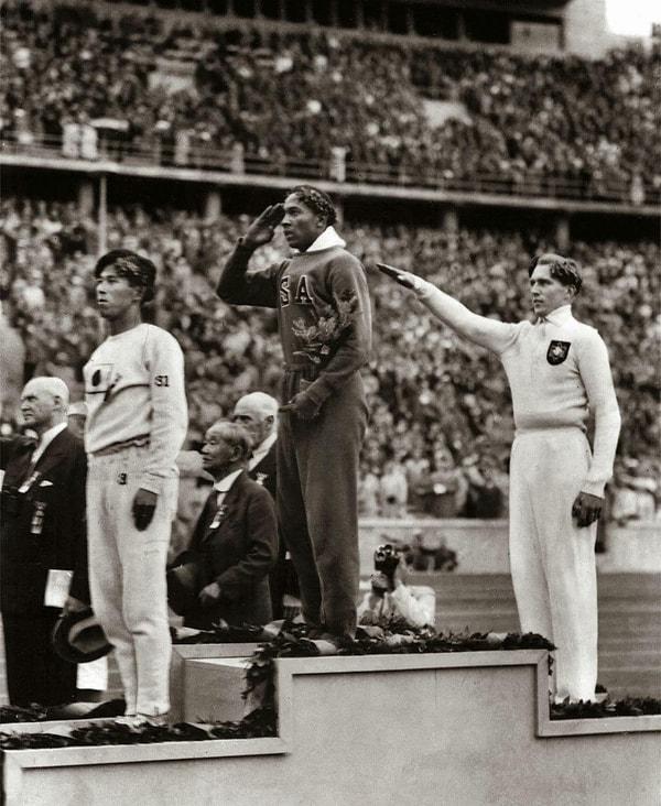 14. Berlin'deki 1936 Yaz Olimpiyatları'nda Amerikalı atlet Jesse Owens,  Alman sporcu Luz Long'u yendiği için madalya aldı.