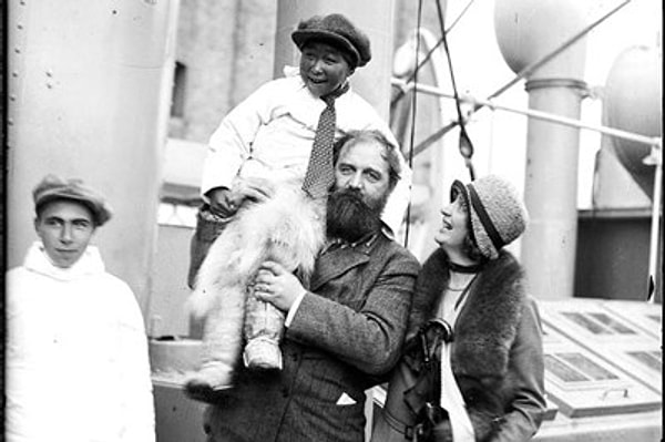 1906 yılında Grönland'a ilk seferini yaptı. Daha sonra köpek kızağıyla geldiği yerden Danimarka'dan kuzeye doğru yelken açarak devam etti.