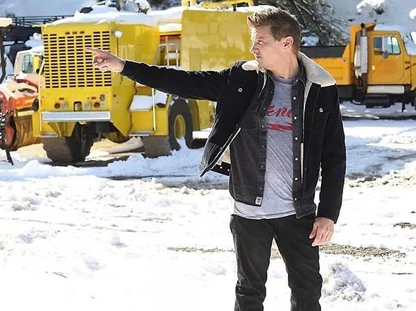 Jeremy Renner, who had a terrible accident while shoveling snow last weekend, was hospitalized. According to the first information, it was announced that the famous actor's condition was critical.