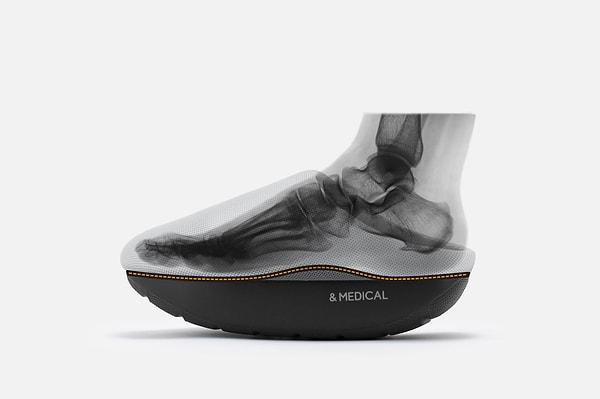 Ortopedik taban yapısıyla KAMOLEG, günlük yürüyüşü bir fitness aktivitesine dönüştüren bir ev ayakkabısı. Tasarımındaki ilginçlik markaya ödül kazandırdı.