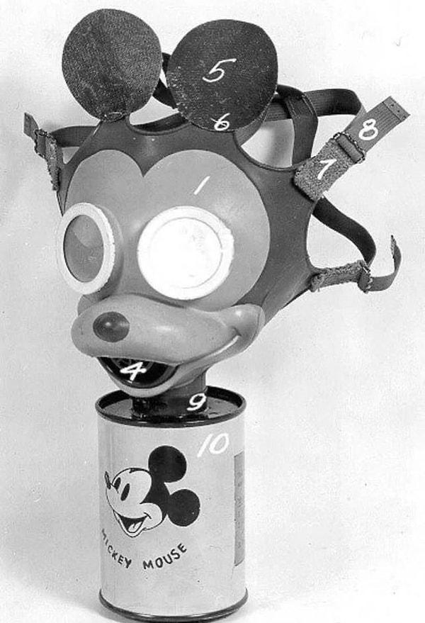 13. 2. Dünya Savaşı sırasında gaz maskesini çocuklar için "daha az ürkütücü" hale getirmek için tasarlanan gaz maskesi 👇