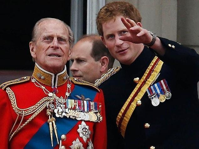 Harry begins his book by describing the moment he received the news of the death of his grandfather, Prince Philip. Seeing that there were 32 missed calls in his home in the USA one morning, Harry learned the news directly from his grandmother Elizabeth.