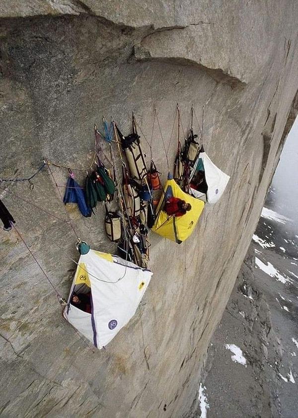 10. Başınızı sağa sola çevirmenize hiç gerek yok; bu dağ tırmanışçıları bir uçuruma çadır kurmuşlar!