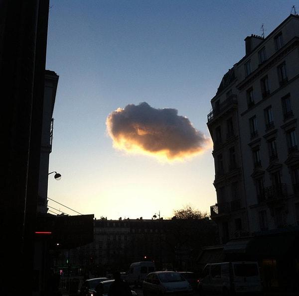 9. Paris'te dolaşan yalnız bulut.