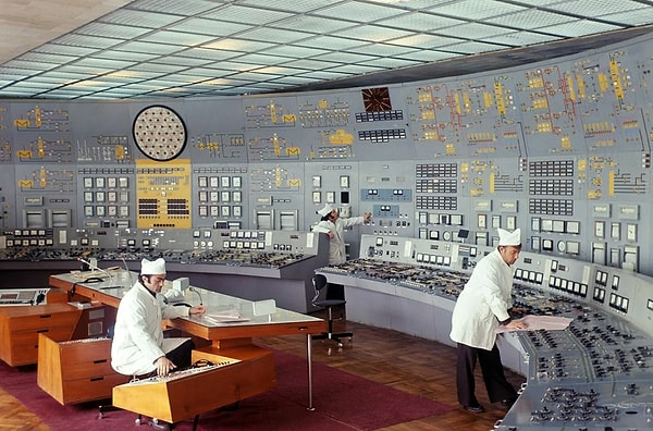 9. В каком городе построили первую АЭС?