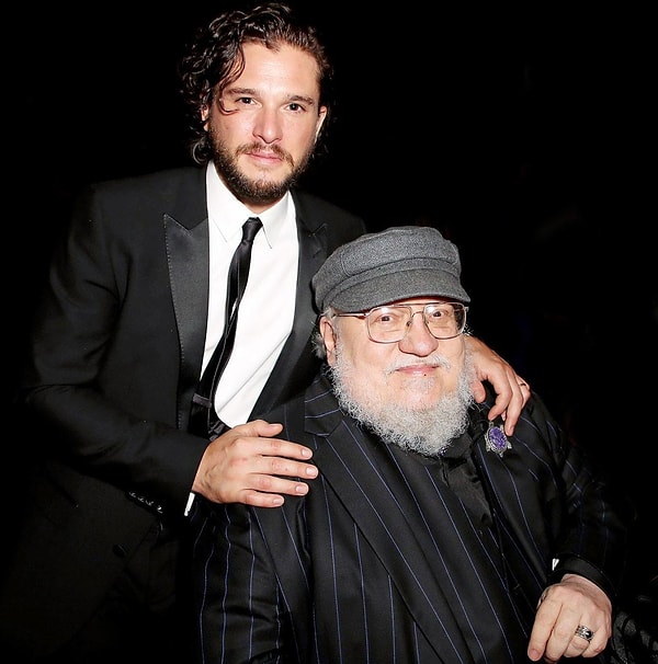 Также было объявлено, что работа над сериалом о Джоне Сноу продолжается наряду с "Домом дракона"