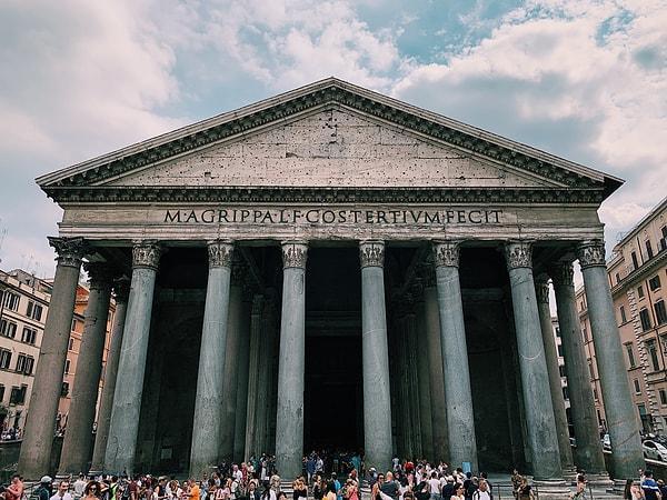 Zaman içerisinde tarihçiler, Roma betonunu yapmanın gizli bileşeninin volkanik kül olduğunu keşfettiler.