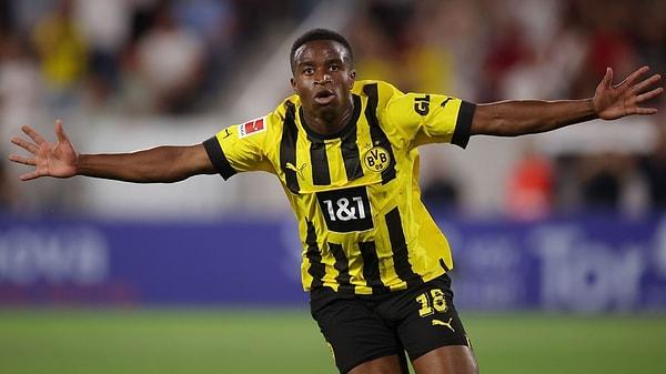Dortmund altyapısından yetişen Kamerunlu futbolcu, gösterdiği performansla hemen hemen herkesin dikkatini çekmiştir.