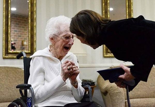 3. Kanser hastası annesine bakmak için liseyi bitiremeyen bu kadın 97 yaşında mezun olmuş... Sevincine ortak olmamak elde değil!