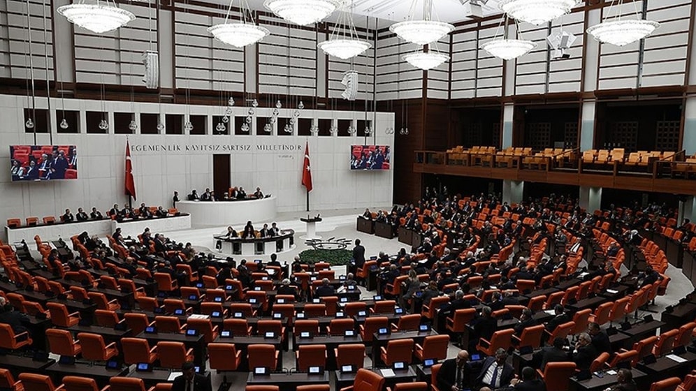 Kamuda Çalışan Sözleşmeli Personele İyi Haber: Kadro Teklifi Yasalaştı