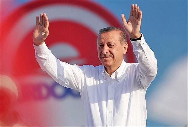 "Sayın Erdoğan iktidarda kaldığı süre uzadıkça daha da otokratikleşti. 11 yıl başbakanlık yaptıktan sonra Cumhurbaşkanı seçildi ve daha önce zayıf olan bu makamı baskın bir makama dönüştürmeye başladı. 2016'daki darbe girişiminden sonra on binlerce insanı, çoğu zaman en ufak bir bağlantı fısıltısı nedeniyle işlerinden tasfiye etti ya da tutuklattı, çoğu zaman darbe girişiminden sorumlu tutulan dini grupla, örneğin çocukken bu grubun okullarından birine gitmiş olmak gibi, en ufak bir bağlantısı olduğu gerekçesiyle."