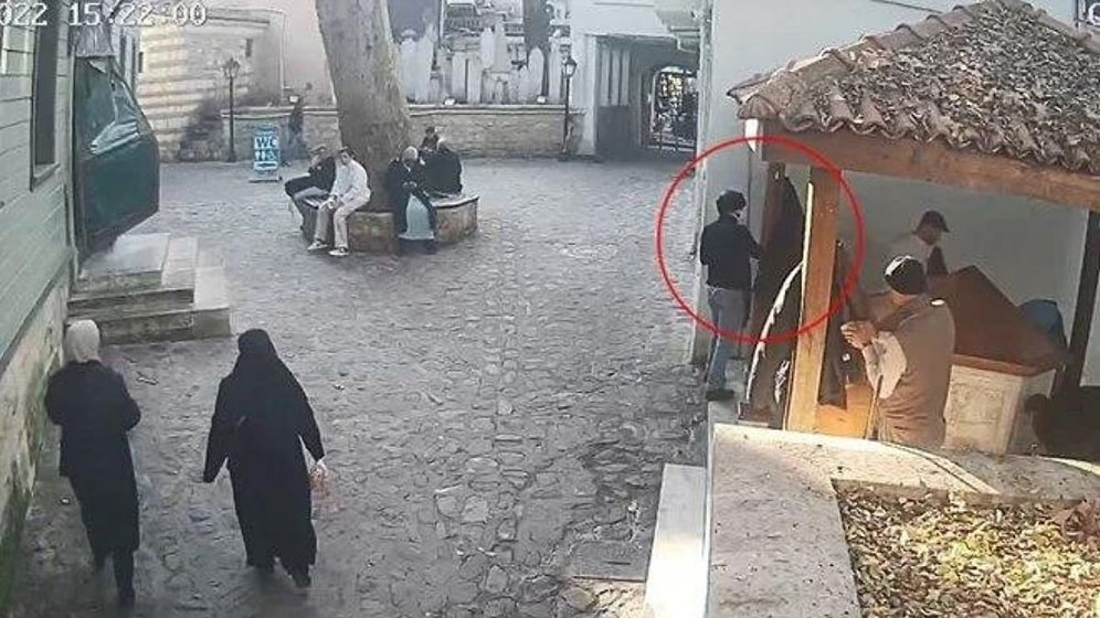 Camide Hırsızlık: Abdest Alan Turistin 9 Bin Doları Çalındı