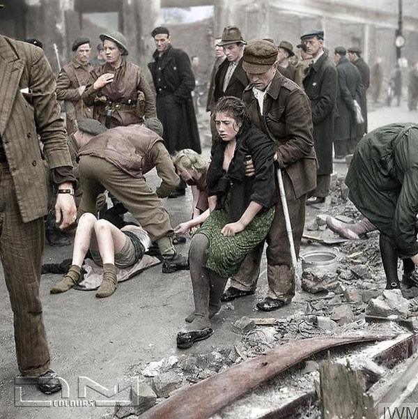 13. Sovyet işçiler, bir Alman polisi tarafından mahzende kilitlenip ateşe verildikten sonra kurtarılırken - 7 Nisan 1945: