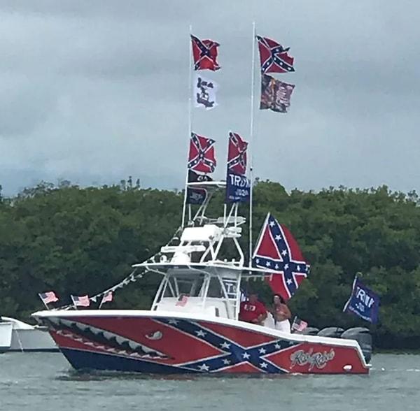 9. Teknelerini baştan aşağı ırkçılık sembolü olan konfederasyon bayrağı ile donatmış bu çift...