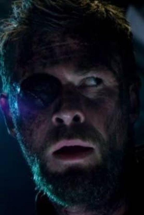 1. Thor: Ragnarok (2017) filmindeki görülen moloz, daha sonrasında Thor'un yüzünde oluşacak olan yaranın ipucunu veriyor.