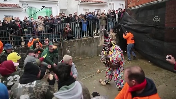 Kökeni Orta Çağ'a kadar uzanan festivalin, en yaygın inanışa göre eskiden bölgedeki sığır hırsızlarının sokakta dolaştırılmasına ve halk tarafından üzerlerine sebze ve meyve atılarak cezalandırılmalarına dayandığı biliniyor.