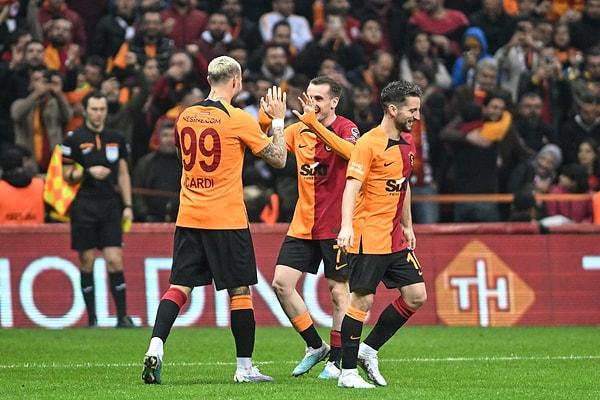 Galatasaray, Antalyaspor'u 2-1 yenerek ligdeki galibiyet serisini 9'a çıkardı.