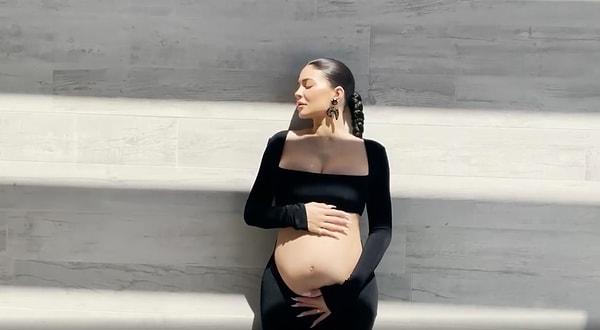 Kylie Jenner, ikinci hamileliğinden paylaştığı fotoğraflarla büyük beğeni toplamıştı. Kylie, 11 ay önce ikinci çocuğunu da dünyaya getirdi.