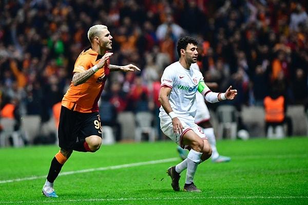 Nef Stadyumu'nda oynanan karşılaşmada Galatasaray'ın gollerini Mauro Icardi ve Antalyasporlu Floranus kendi kalesine attı. Konuk ekip Antalyaspor'un tek golü ise Luiz Adriano'dan geldi.