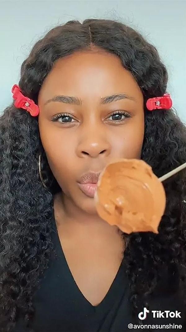 8. Many people who use TikTok or Instagram have seen the trend of getting a foamy foundation by adding water to the foundation and mixing it.