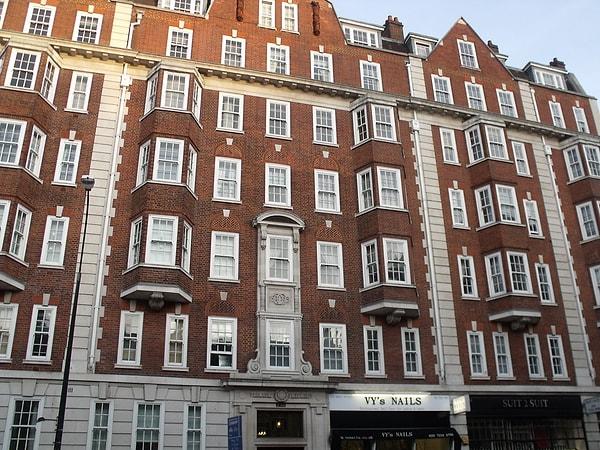 1971'de bir grup soyguncu, Londra'daki Lloyds Bankasının Baker Street şubesinin yakınında zemin katta bir mağaza kiraladı.