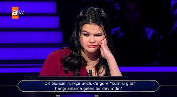 Sekizinci soruda ise "TDK Güncel Türkçe Sözlük'e göre 'kumru gibi' hangi anlama gelen bir deyimdir?" sorusu soruldu.