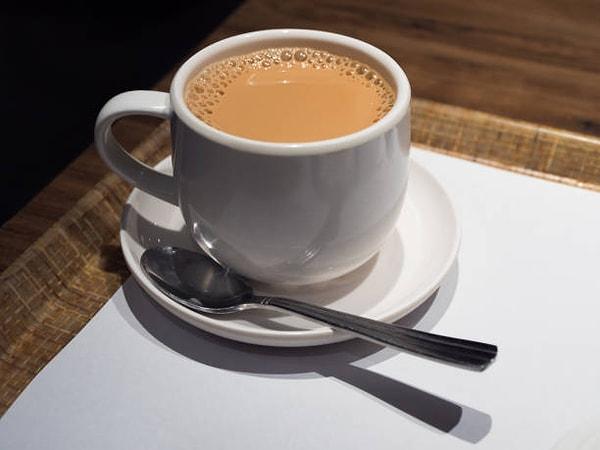 2. Hong Kong: Süt çayı, külotlu çay veya ipek çorabı çayı olarak bilinir.  Genellikle külotlu çorapları andıran büyük bir çay içeceğinde demlenir. Buharlaştırılmış süt sayesinde pürüzsüz, kremsi bir dokuya sahiptir.