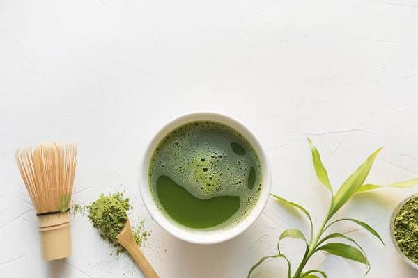 3. Japonya: Matcha çayı. Matcha kelimesinin anlamı ufalanmış çaydır. Gölgede yetiştirilen çay ağacı yapraklarının oksitlenmeden kurutulup toz haline getirilmesiyle elde edilen matcha çayı son derece kaliteli bir yeşil çay türüdür.