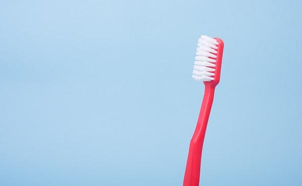 Diş sağlığının yapı taşlarından biri olan diş fırçalama herkes için çok önemli.