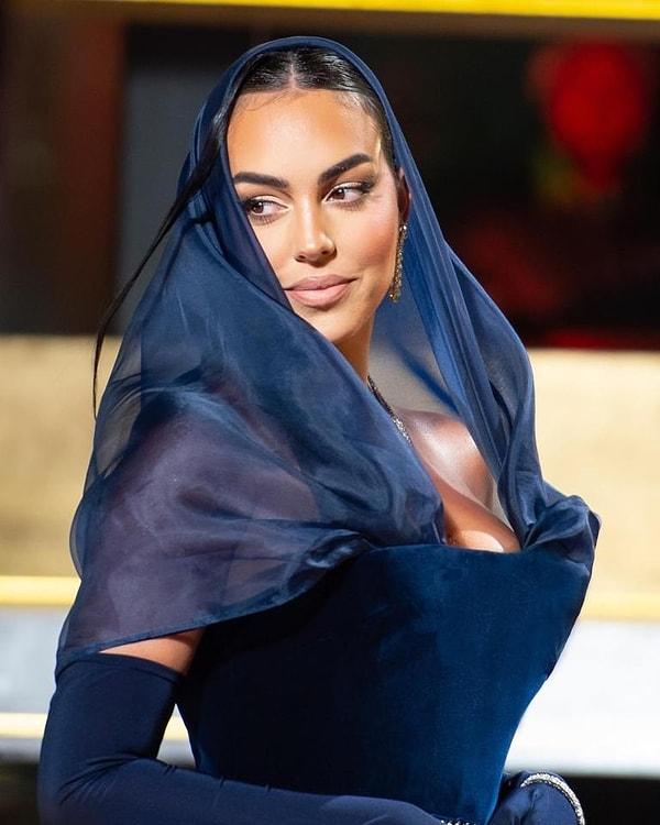 Bu mütevazı görüntü, Suudi Arabistan'daki kadınların giydiği başörtüsü ile de ilişkilendirildi.