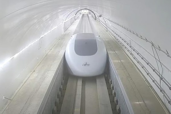 Ultra hızlı bir hiper döngü treni geliştiren bir Çin araştırma tesisi, tam boyutlu bir yolcu kapsülü kullanarak ilk test sürüşlerini tamamladı.