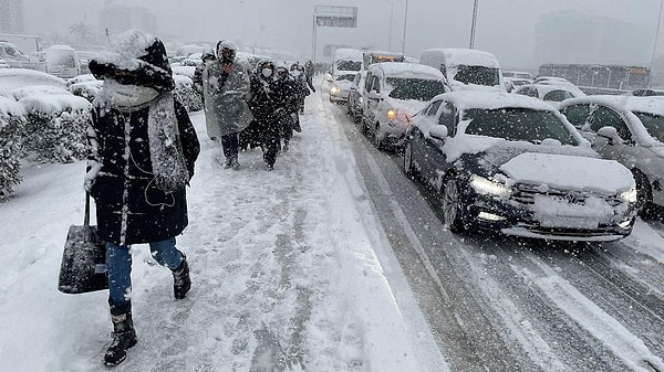 Türkiye'de beklenen kış ise ocak ayı sonu itibarıyla gelebilir. Meteoroloji uzmanlarının tahminlerine göre, 26 Ocak itibarıyla batıda yağışlar kendini hissettirmeye başlarken, doğuda ise kar kendini gösterecek.