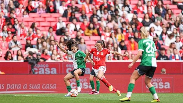 Cumartesi akşamı, Estádio da Luz Stadyumu'nda Benfica ve Sporting Lizbon'un kadın futbol takımları karşı karşıya geldi. Benfica, maçı 5-0 kazandı.