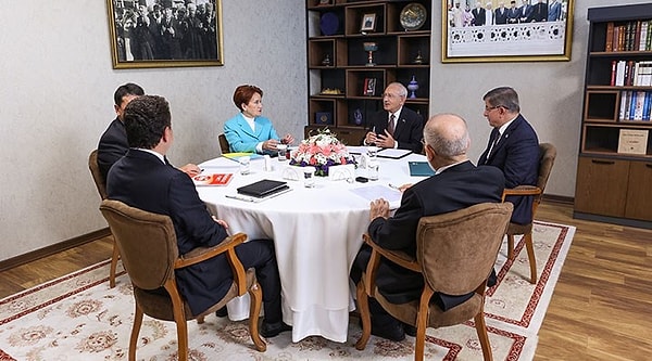 İşte herkes bu kararın ne zaman açıklanacağını beklerken 26 Ocak'ta yapılacak Altılı Masa toplantısı büyük önem teşkil ediyor.