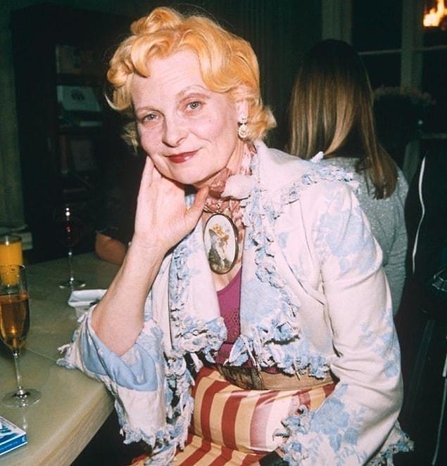 Westwood, who officially stepped into her fashion career in the early 1970s, was influenced by the culture by meeting the important names of the Punk music industry, which was on the rise at the time.