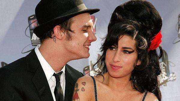 Winehouse'un hayatına dair en önemli detaylardan bir tanesi de eşi Blake Fielder-Civil'di. İkili arasındaki büyük aşk hüsranla sonuçlanmış ve 2009'da boşanmışlardı.