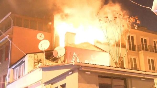 Yangın İstanbul'un Beyoğlu ilçesindeki Kuloğlu Mahallesi'nde dört katlı binanın çatı katında çıktı.