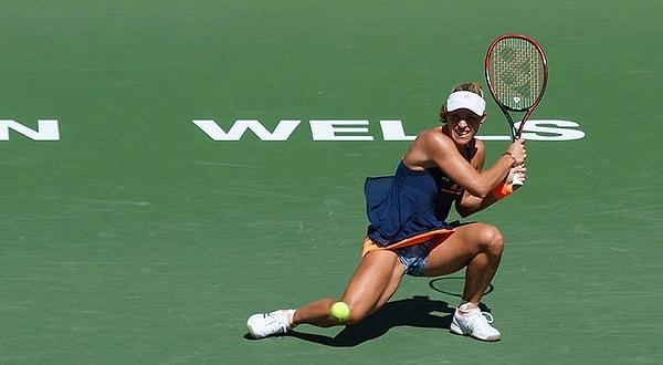 Angelique Kerber, Lucie Šafářová ve Petra Kvitová gibi solak kadın oyuncuların hepsi son yıllarda önemli başarılar elde ettiler; ancak onlar da sıralamalarda sağ elini kullanan oyunculardan sayıca azlar.  (Liew)