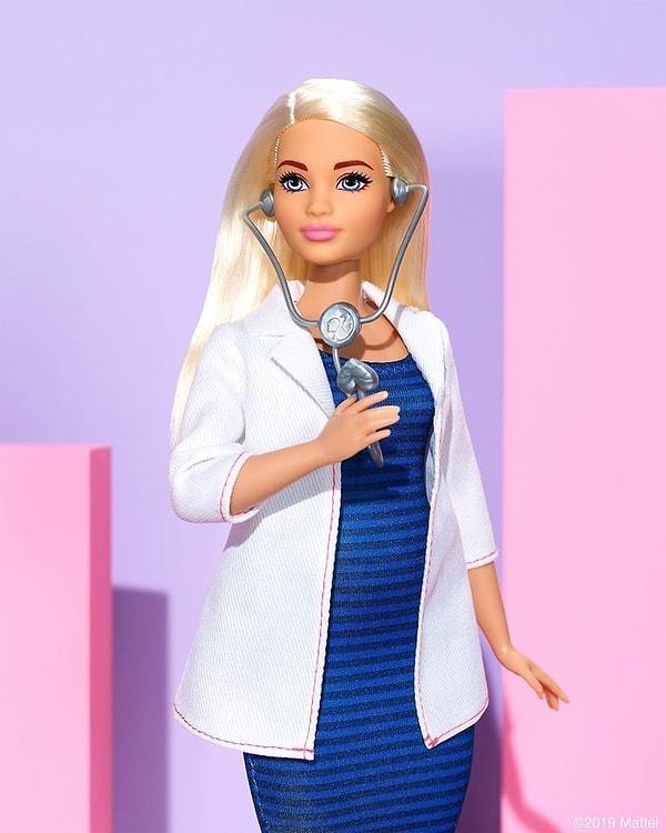 Şimdilerde Barbie iyi bir rol model olmaya çalışıyor.