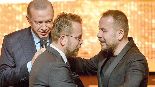 Cumhurbaşkanlığı Kültür ve Sanat Büyük Ödülleri Töreni’nde Cumhurbaşkanı Erdoğan tarafından bir süredir küs olduğu ikiz kardeşi Yunus Emre Akkor ile barıştırılan Ömür Akkor'un bu sene MasterChef'te yer alacağı konuşuluyor!