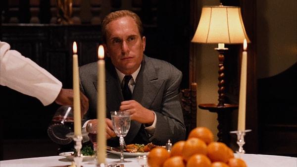 Örneğin Vito Corleone sokakta portakal alırken vurulur. Yere düştüğünde, portakallar caddenin karşısına dağılır. Jack Woltz'un yatağında kopmuş atın kafası görünmeden önce, Tom Hagen ile yemek yediği yemek masasında da portakallar görülür.