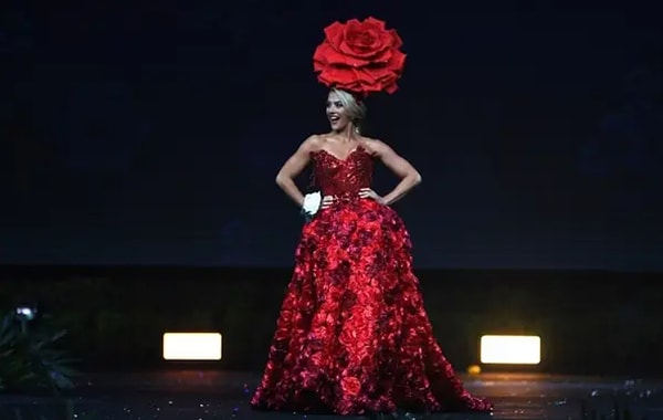 2018-ый. Вот тут вообще непонятно — у мисс США «национальный» костюм розы?