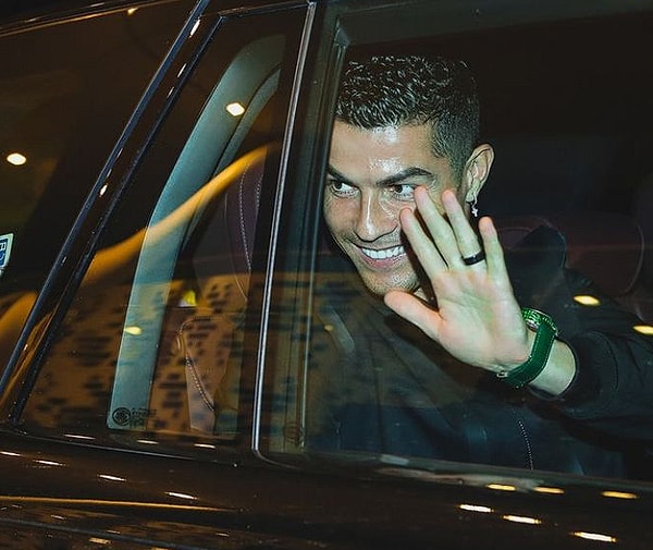 Ronaldo'nun Instagram'da paylaştığı gönderide saati kullandığı gözlerden kaçmadı.