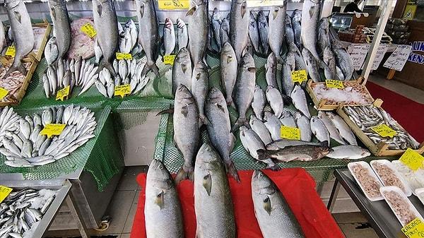 Türkiye'den giden ürünlerin yurt dışında nasıl daha ucuz olduğu sorgulanıyor. Sosyal medyada bu kez balık fiyatları gündem oldu.