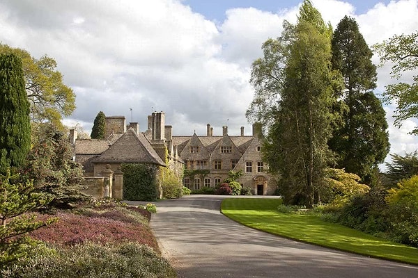 Недавно выяснилось, что Бэкхемы построили туалеты под открытым небом в другом особняке в районе Котсуолд. Как оказалось, это было сделано для гостей, когда те приходят на вечеринки в их доме.