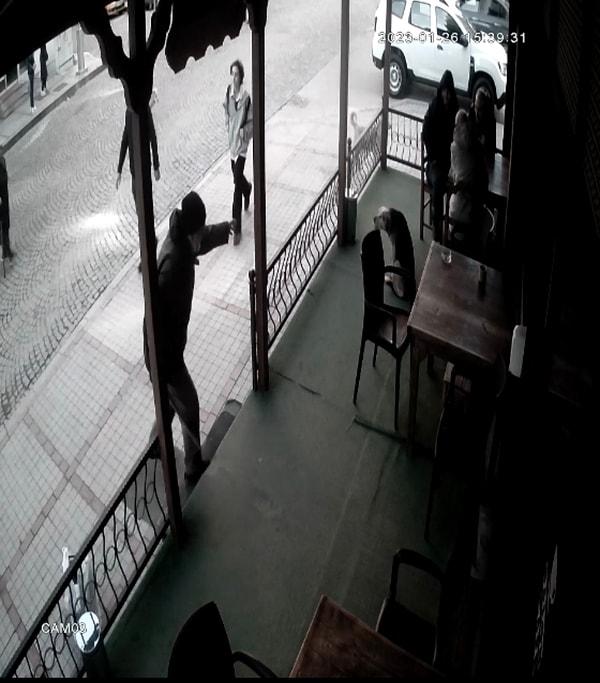 Olay, Gülbahar Mahallesi Atatürk Caddesi'ndeki kahvehanenin önünde meydana geldi.