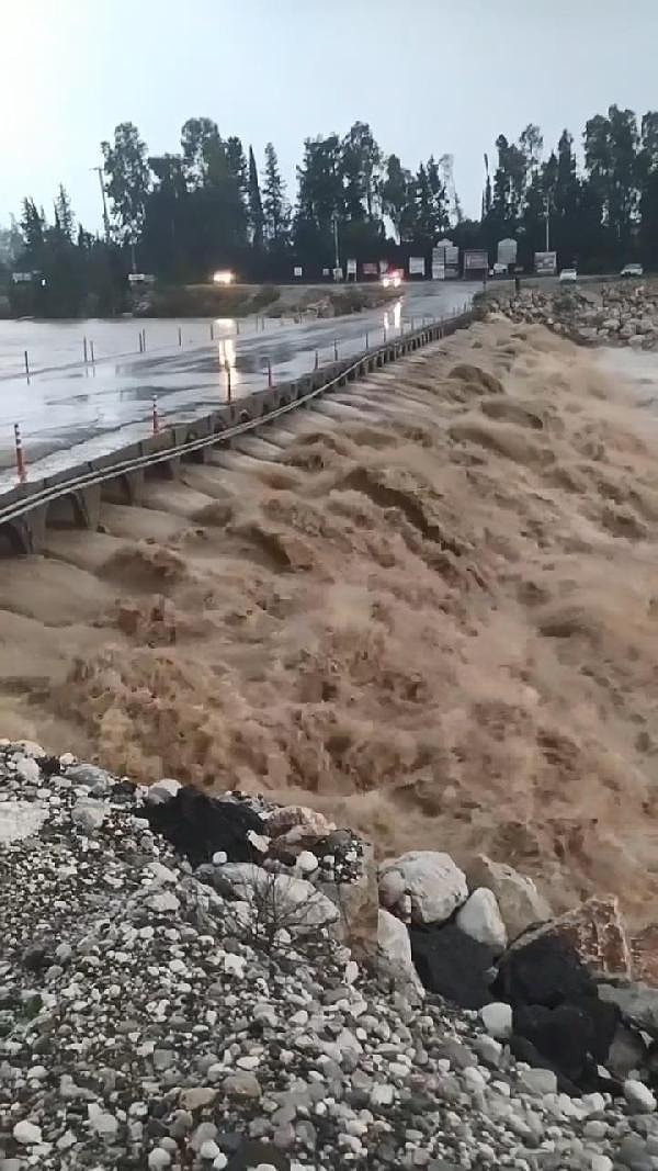 Yakın mahallelerden Hurma’da da yayalar yağış ve rüzgar nedeniyle zor anlar yaşadı.