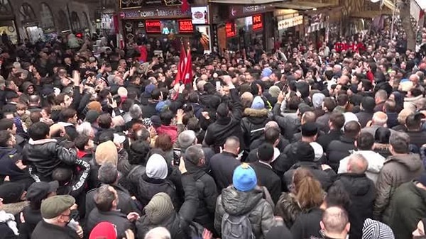 İmamoğlu ise "Kimin ne yaptığını bilemezsin sen. Tamam. Manidar cümleler kurma. Herkesin kendi ibadeti tamam mı kardeşim. Allah ruhuna ferahlık versin" ifadeleriyle karşılık verdi.