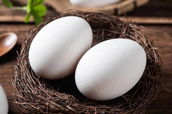Bağırsak yollarını temizleyen kaz yumurtası, gelişme çağındaki çocuklar tarafından tüketilmesi önerilmektedir. Ayrıca kansızlığı giderir ve vücuda enerji verir.